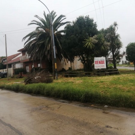 BLOK DE 3 DEPARTAMENTOS A RECICLAR CON MUY BUEN LOTE SOBRE AVENIDA ( retasado)