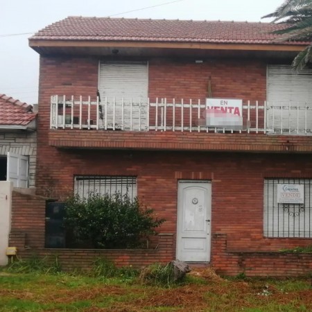 BLOK DE 3 DEPARTAMENTOS A RECICLAR CON MUY BUEN LOTE SOBRE AVENIDA ( retasado)