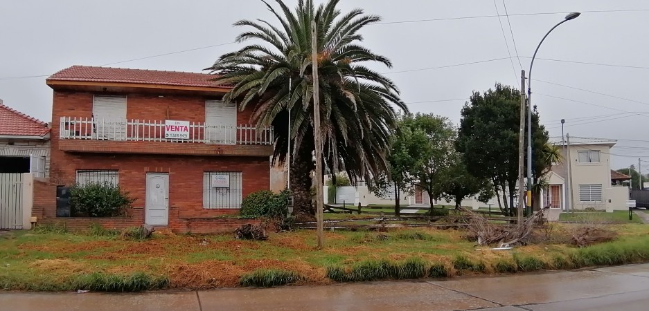 BLOK DE 3 DEPARTAMENTOS A RECICLAR CON MUY BUEN LOTE SOBRE AVENIDA ( retasado)