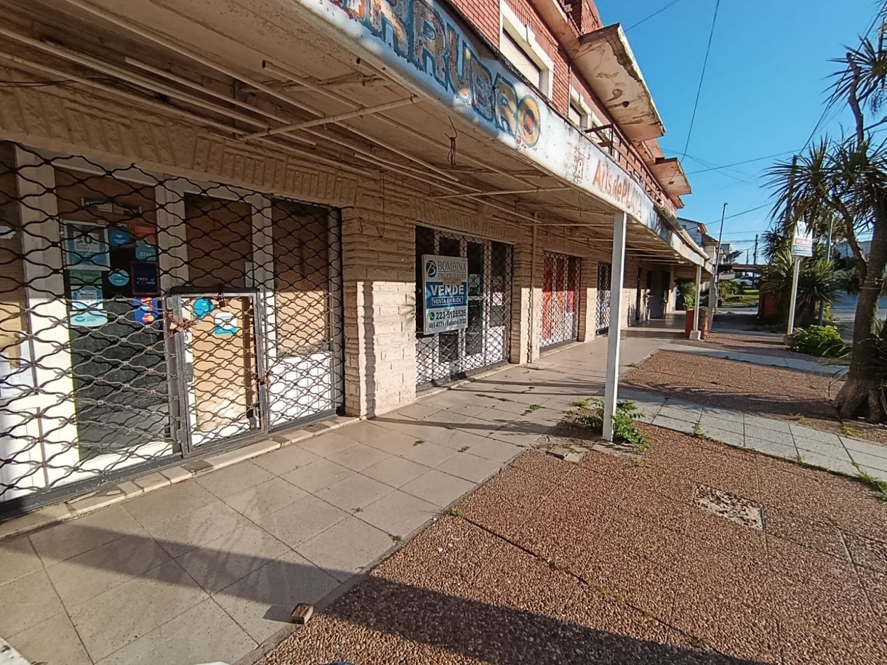 Centro comercial de 3 locales y 3 departamentos a 100 metros de la playa y balneario Honu Beach