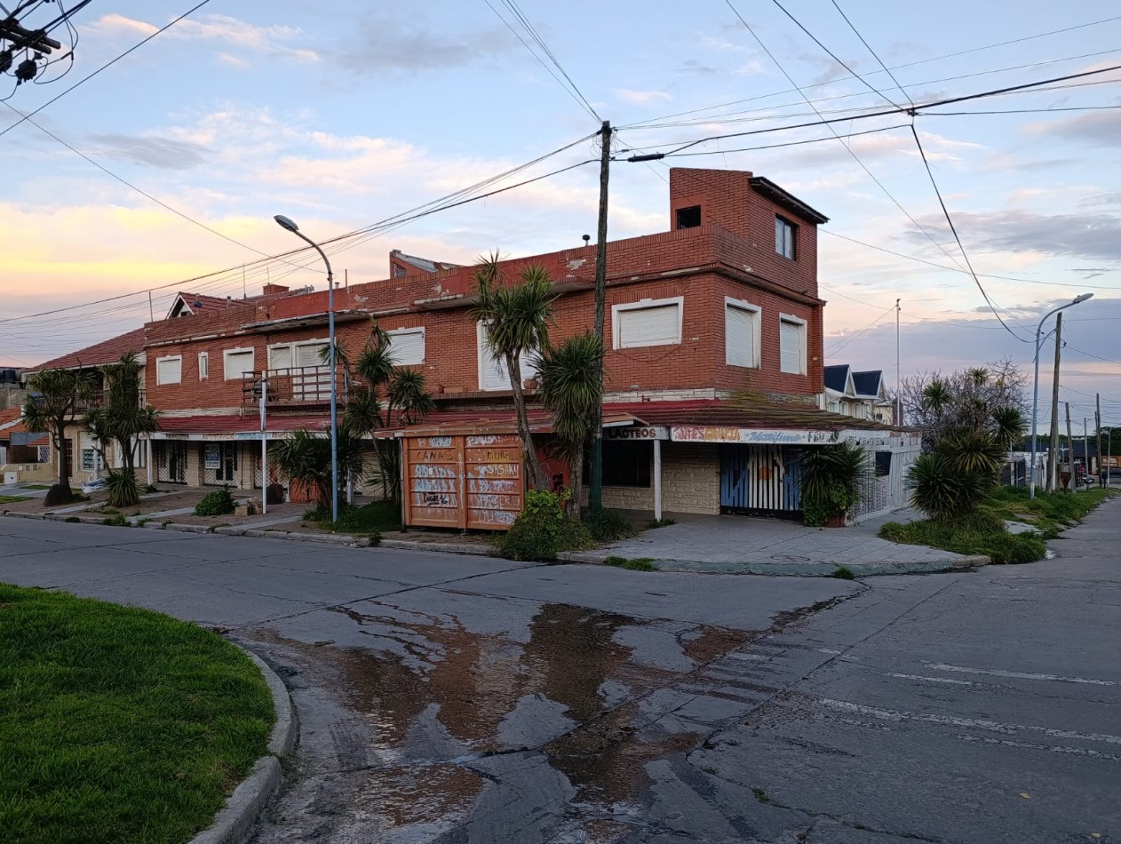 Centro comercial de 3 locales y 3 departamentos a 100 metros de la playa y balneario Honu Beach