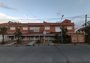 Centro comercial de 3 locales y 3 departamentos a 100 metros de la playa y balneario Honu Beach